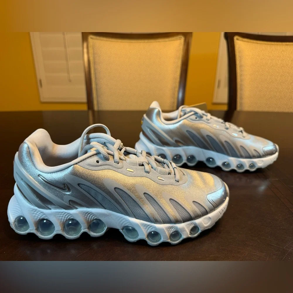 New Nike Air Max DN8 Metallic Silver Sneaker Shoes Size US 7 W / 5.5 M